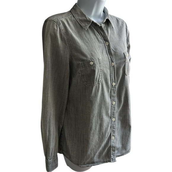 ✨3 for $18✨ Women’s Gray Denim Button Down Shirt - Picture 4 of 7